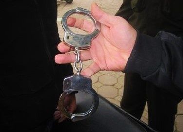 Ba thanh nien dung cong so 8 bat giu nguoi hinh anh