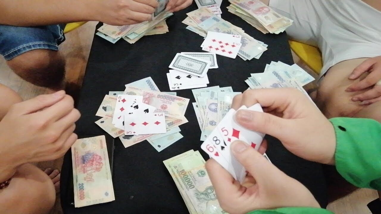 11 nguoi danh bac trong phong karaoke hinh anh