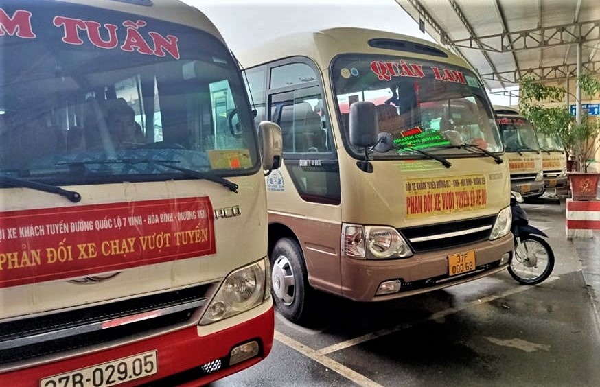 Xe khach dung chay hang loat de phan doi ‘xe du' hinh anh