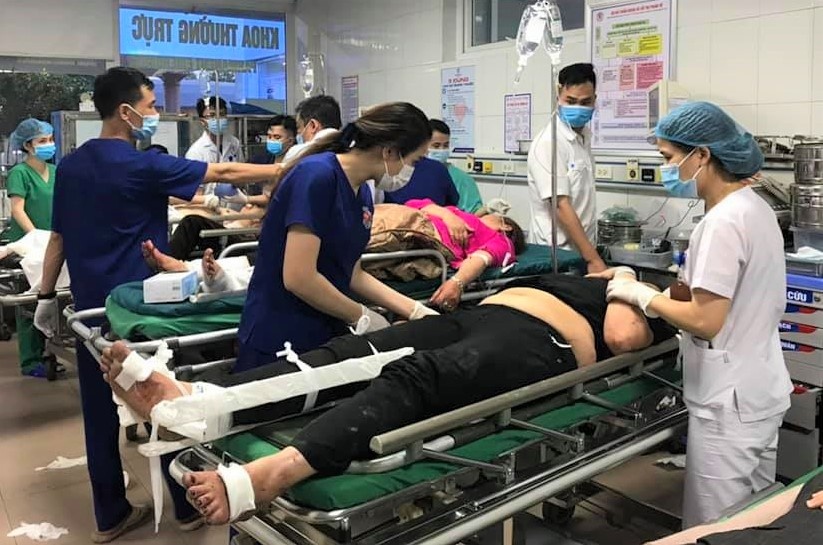 xe khách tông đuôi xe đầu kéo ảnh 2 xe khach tong duoi xe dau keo anh 2