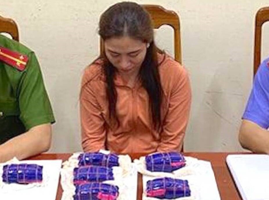 Nu chu tiem spa ban hong phien hinh anh