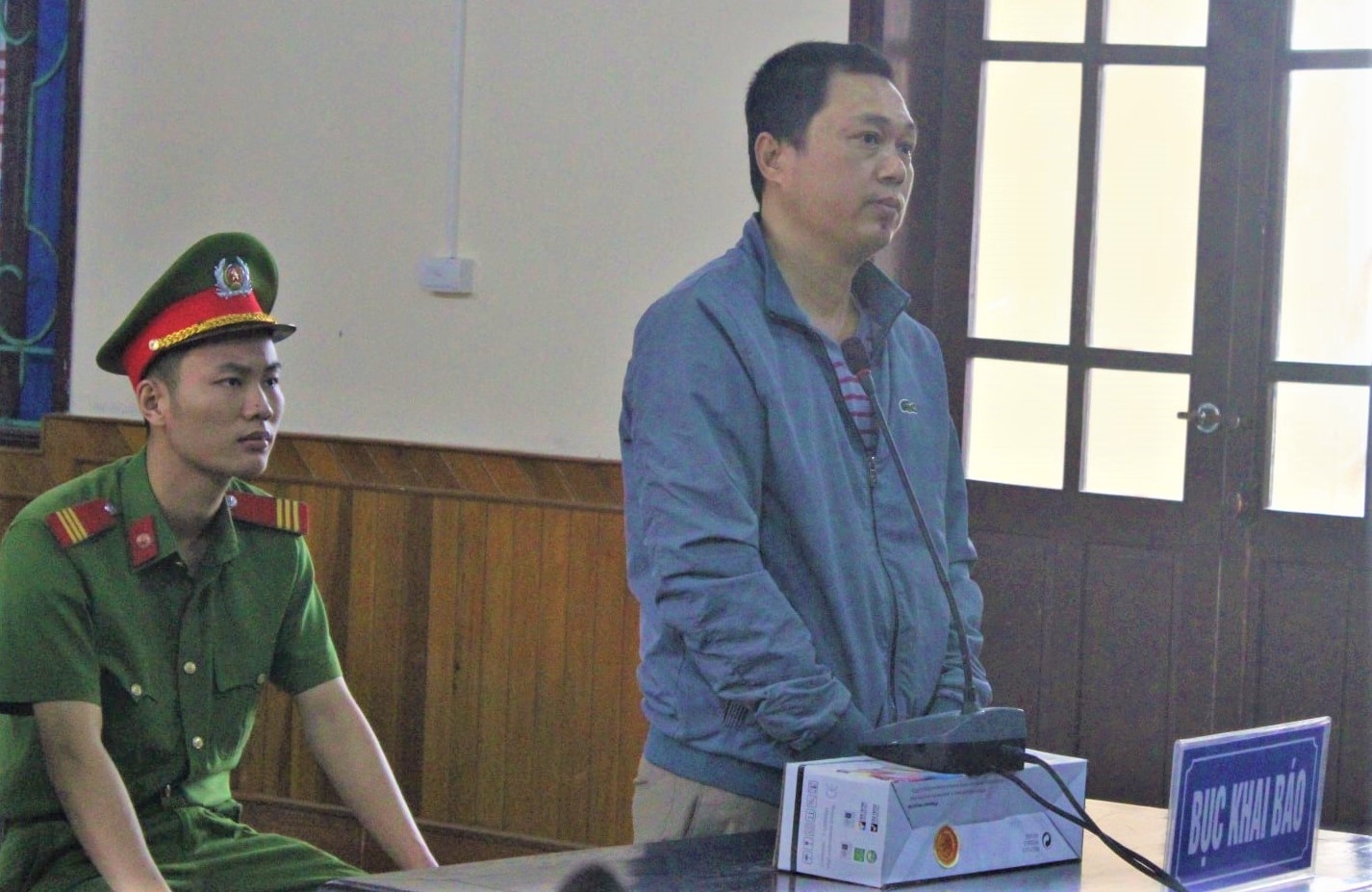 14 nam tu cho cuu dai uy lua chay viec hinh anh