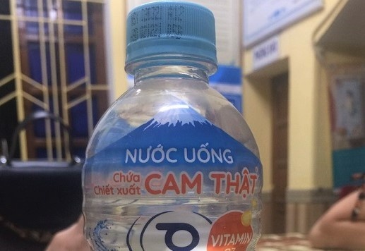 Cong an lam viec voi nhom phat nuoc khien hoc sinh dau bung hinh anh