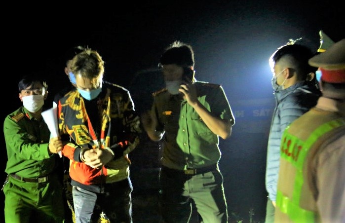 Bat 2 nguoi Trung Quoc tron khoi khu cach ly hinh anh