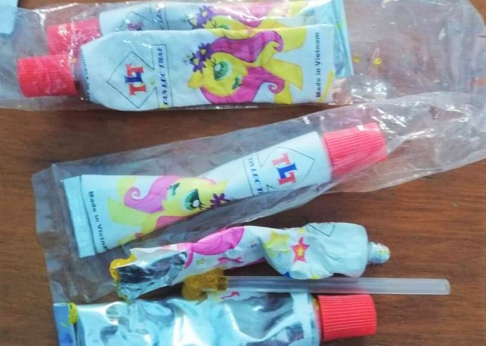 Ba hoc sinh nhap vien sau khi thoi keo bong bong hinh anh