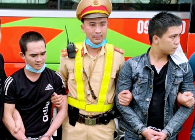 Hai nghi pham tron trai giam bi bat tren xe khach hinh anh