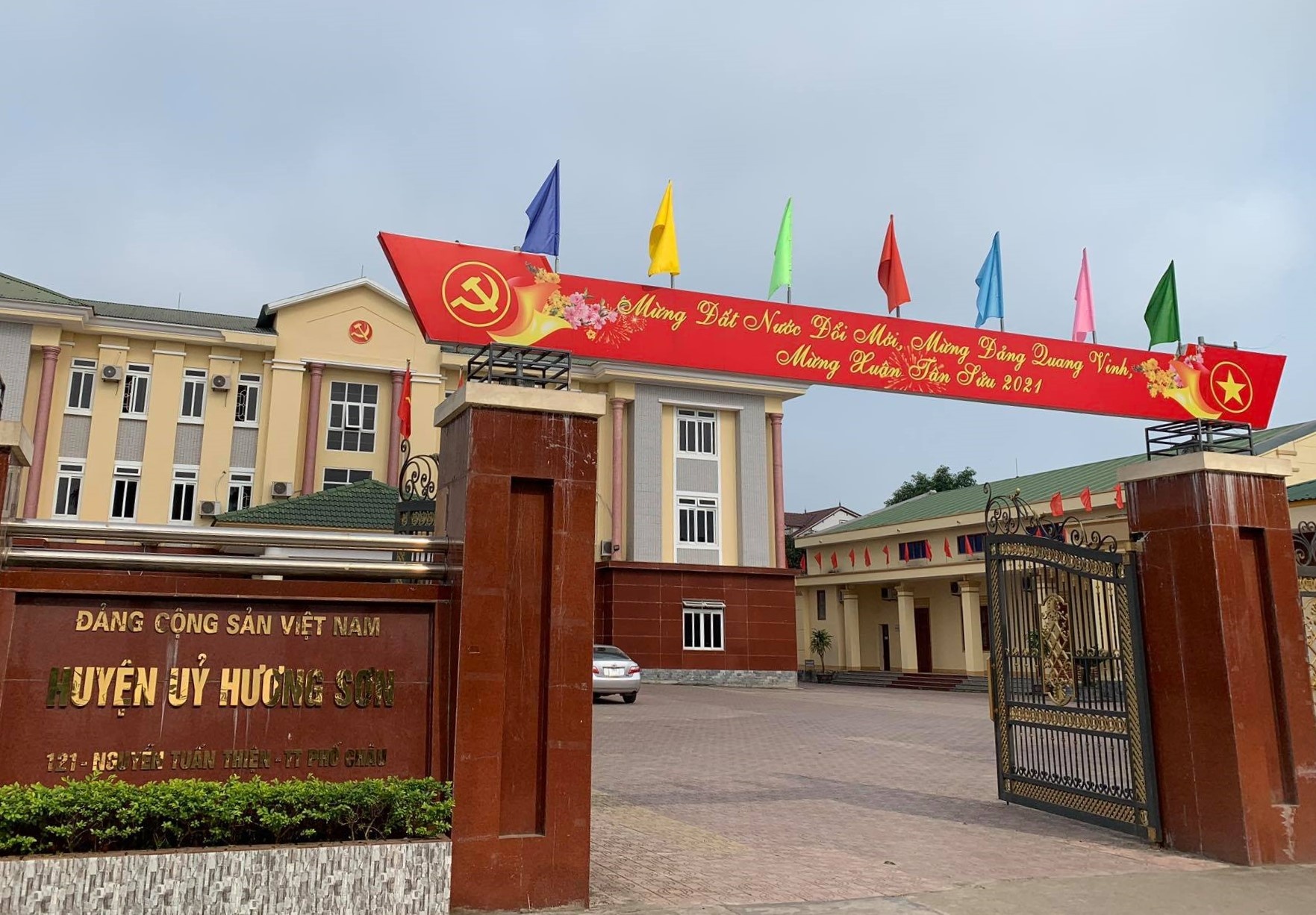 Huyen uy xin tinh 1 ty de xay nha ve sinh hinh anh