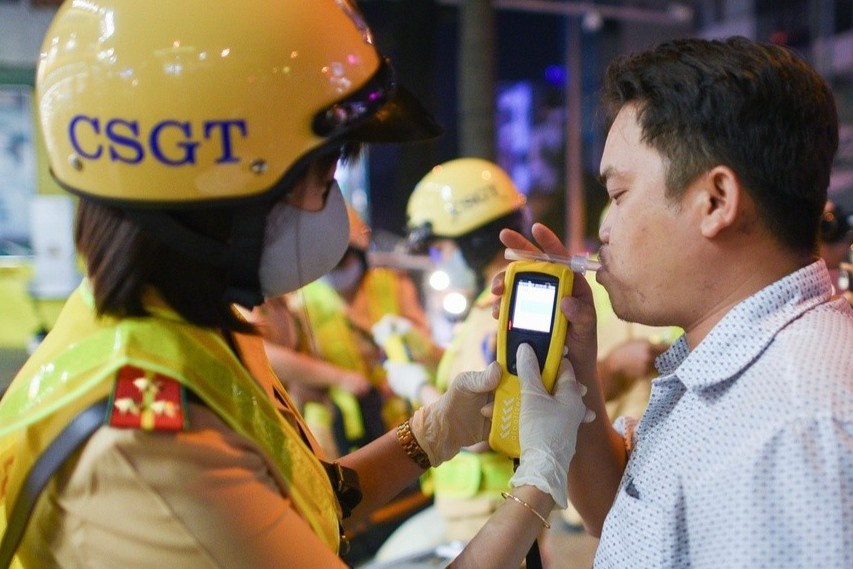 Vi pham nong do con, tai xe oto bi phat 35 trieu, tuoc GPLX gan 2 nam hinh anh