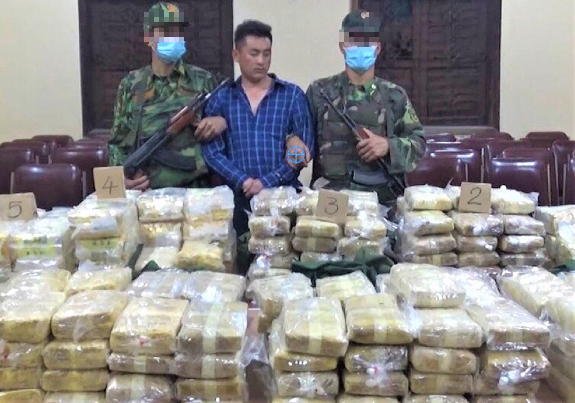 Bon nguoi bi bat cung 350 kg ma tuy hinh anh