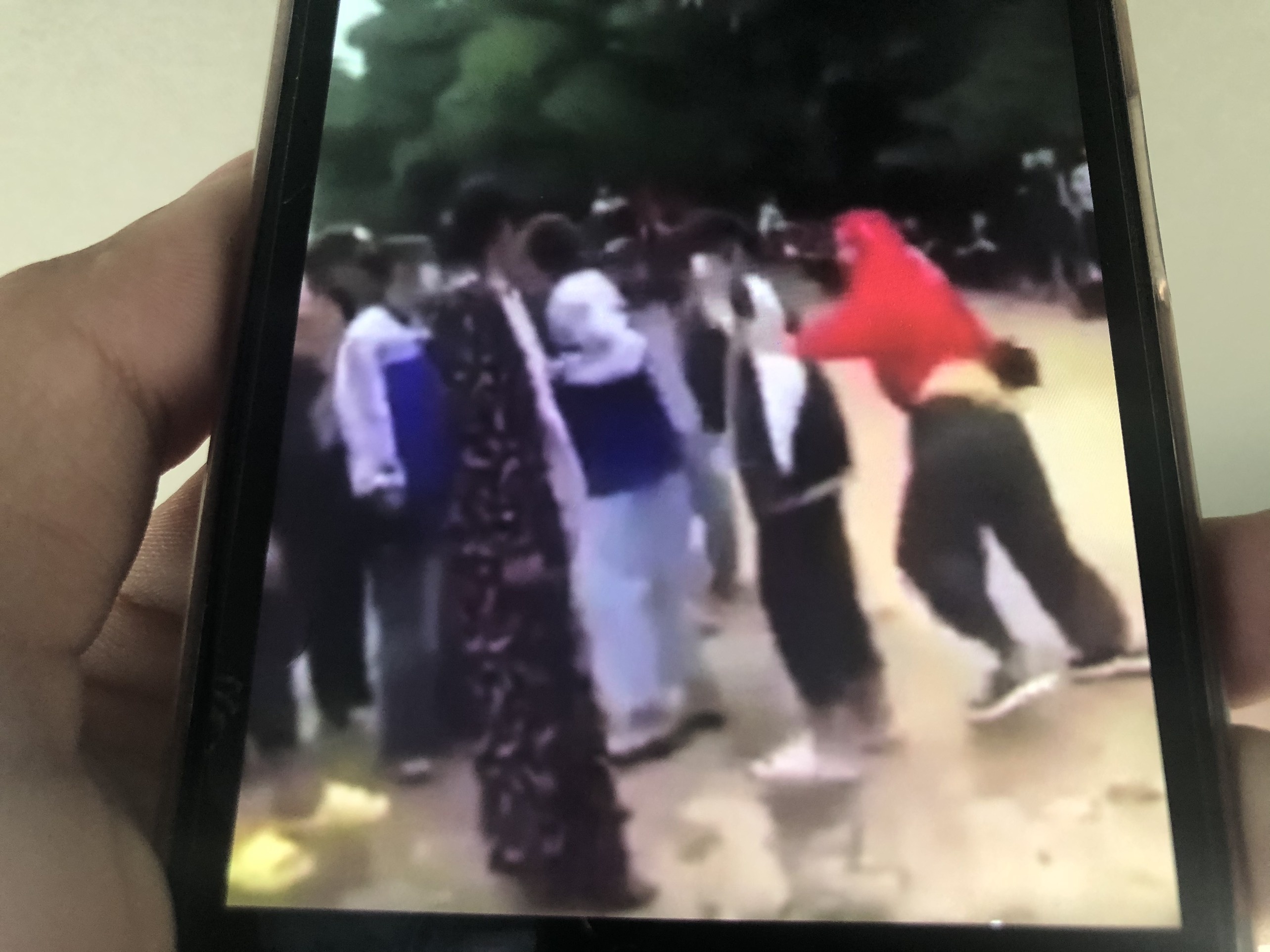 Nu sinh lop 8 bi nhom ban dap mu bao hiem vao dau hinh anh