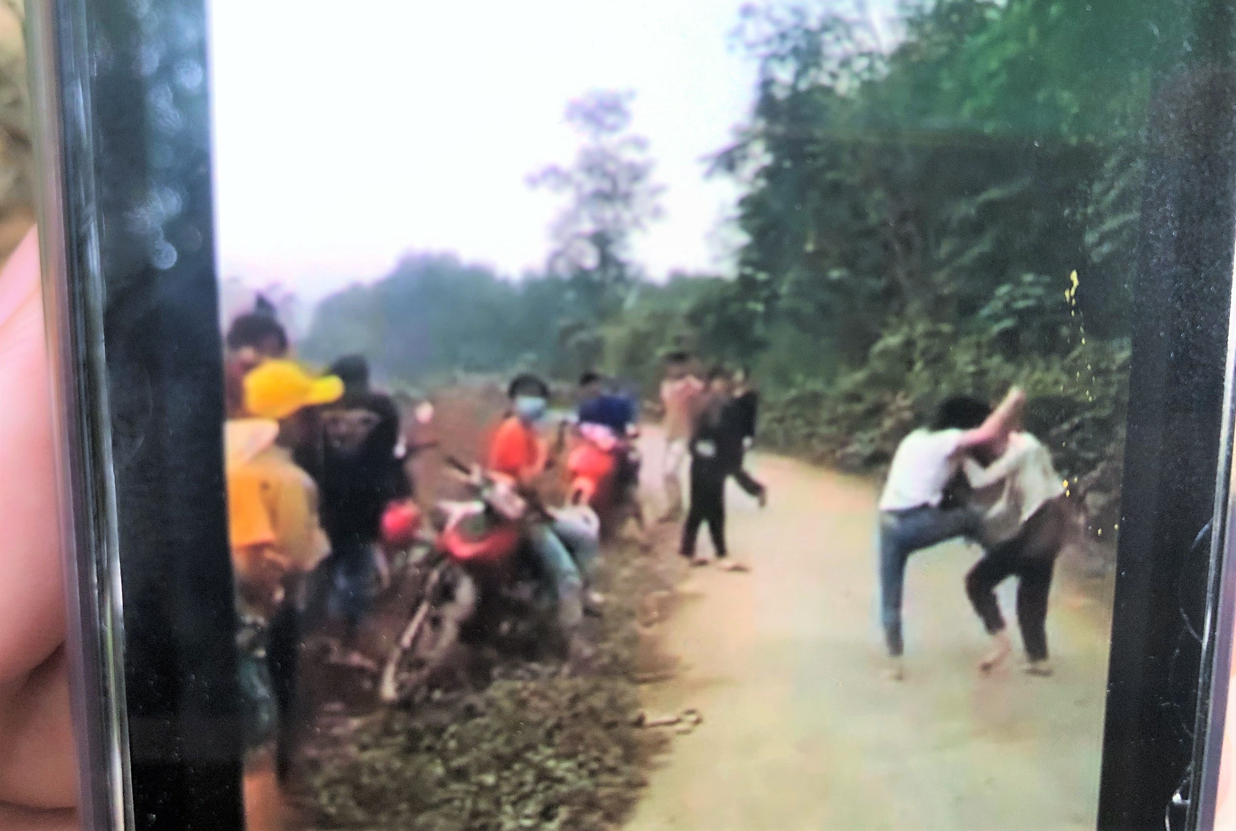 Xac minh clip nu sinh danh nhau hinh anh