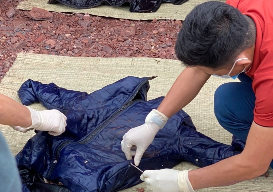 Dieu tra vu xuong nguoi dat vao bo bien hinh anh