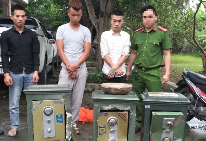Pha ket sat, hom cong duc de trom tien hinh anh