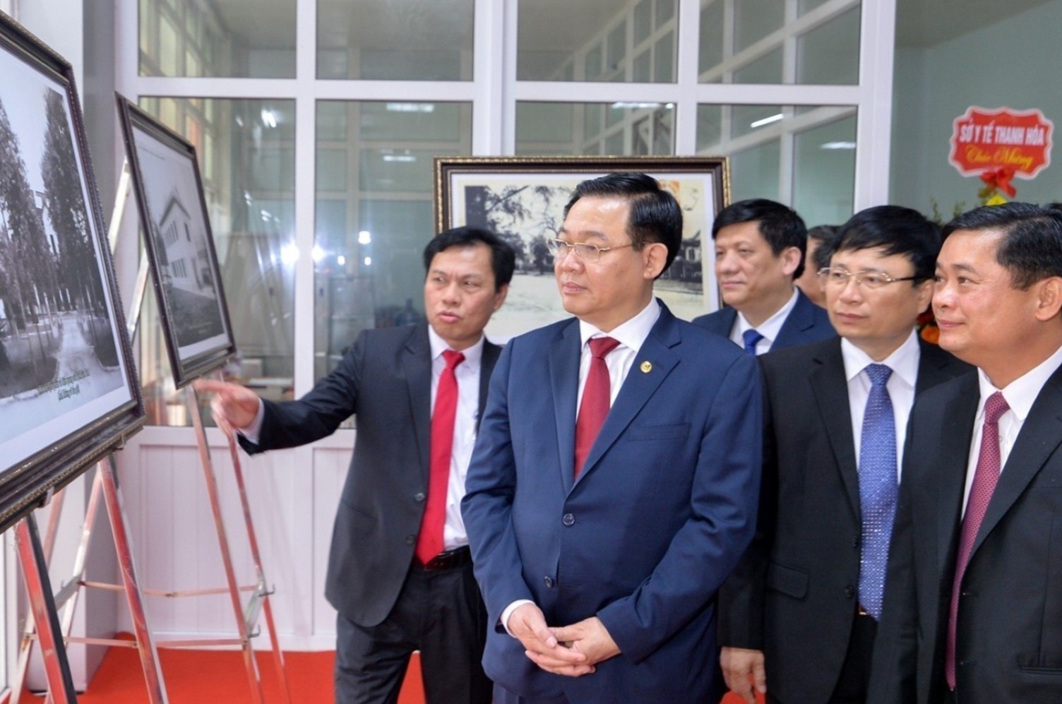 Chu tich QH Vuong Dinh Hue trao tang may tho cho benh vien o Nghe An hinh anh