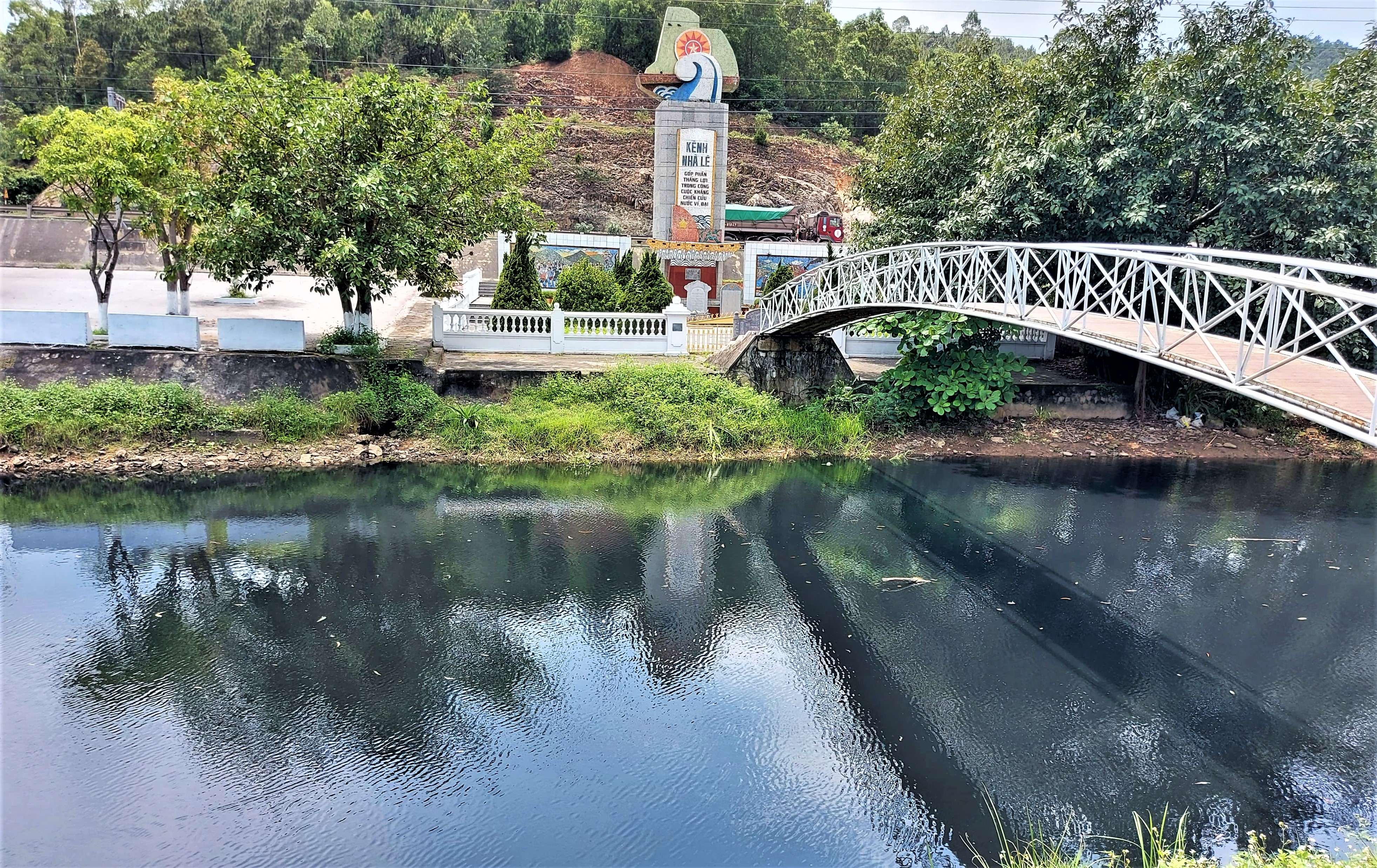 Kenh Nha Le doi mau den, boc mui hoi thoi hinh anh