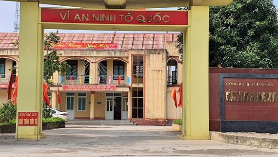 cong an voi tien nguoi vi pham anh 1