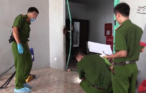 Cap vo chong chet bat thuong tai nha rieng hinh anh