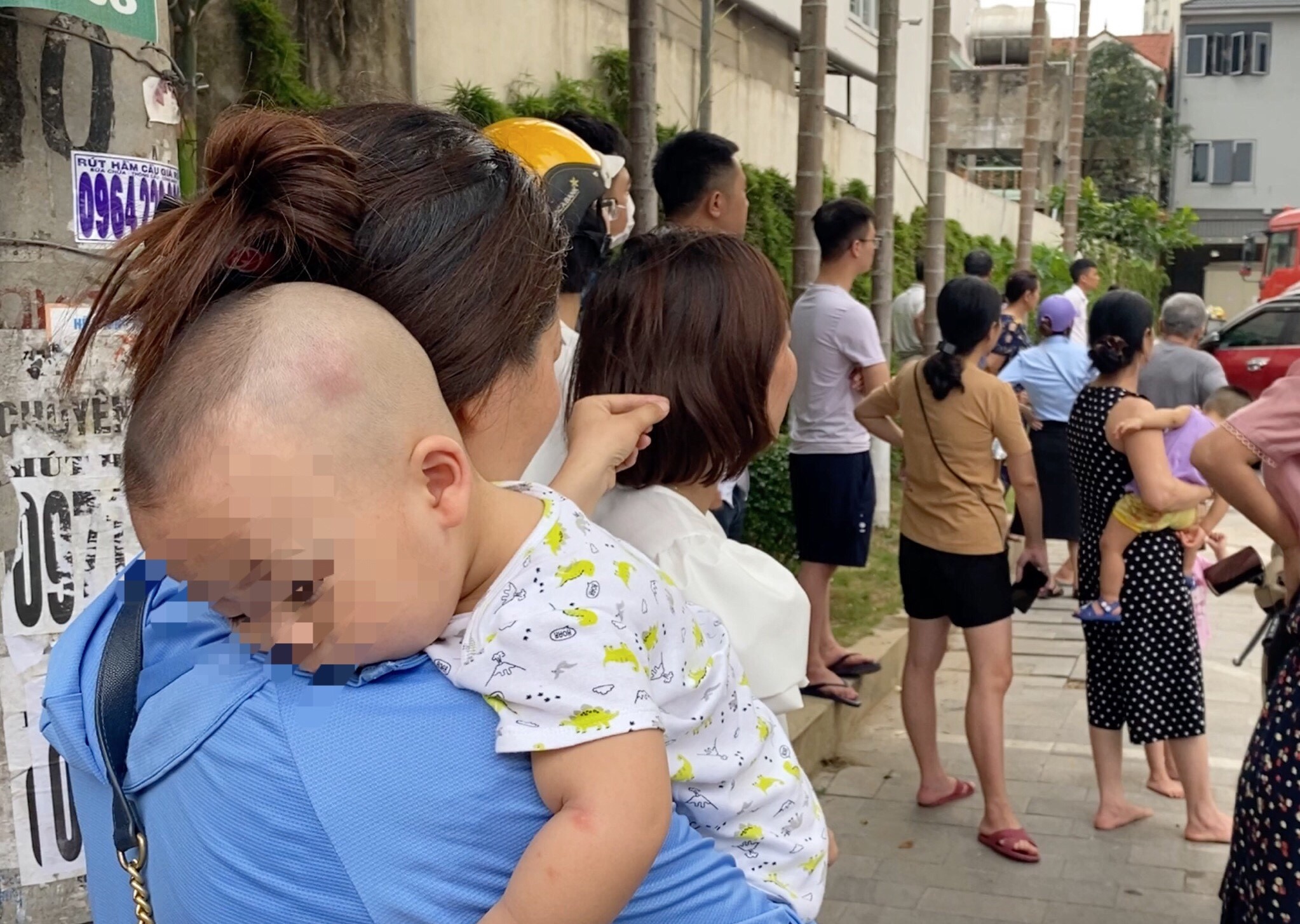 Phu huynh bong con chay khoi dam chay o chung cu hinh anh
