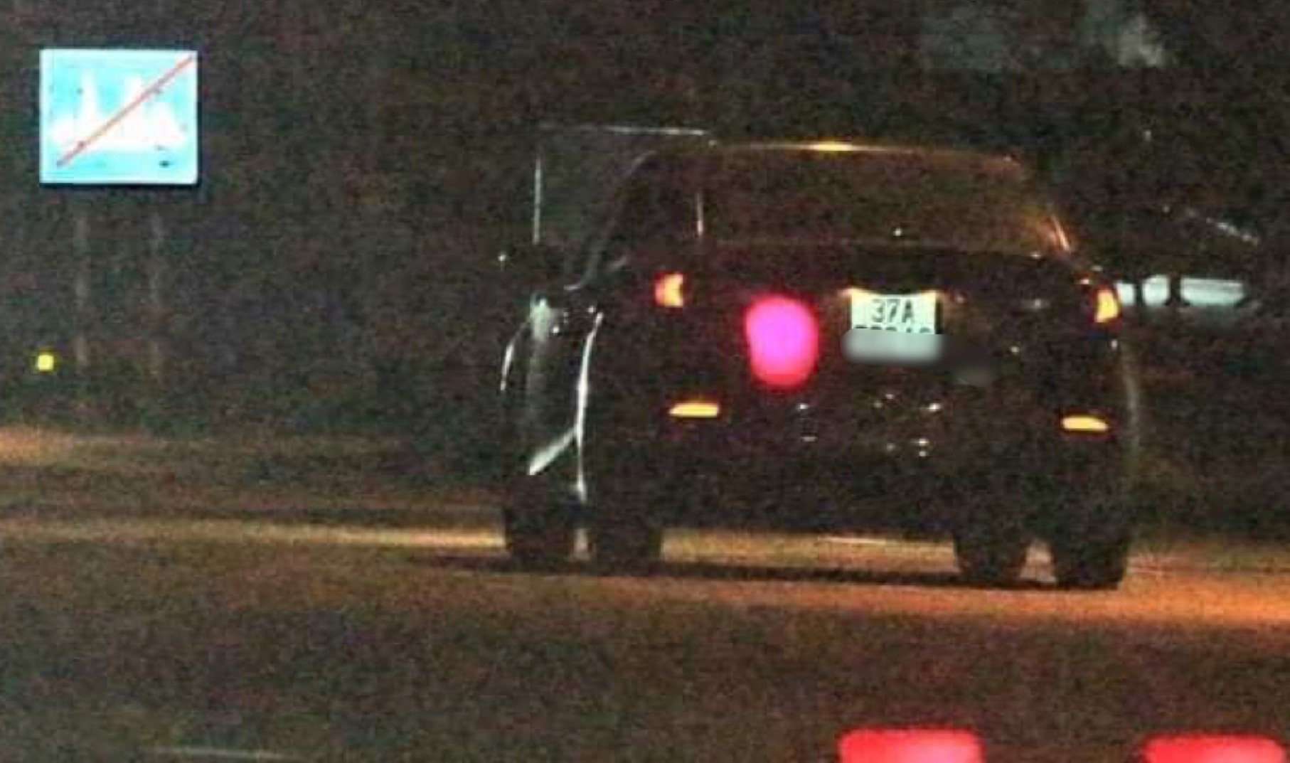 Tai xe oto tong CSGT trong thuong roi bo tron hinh anh