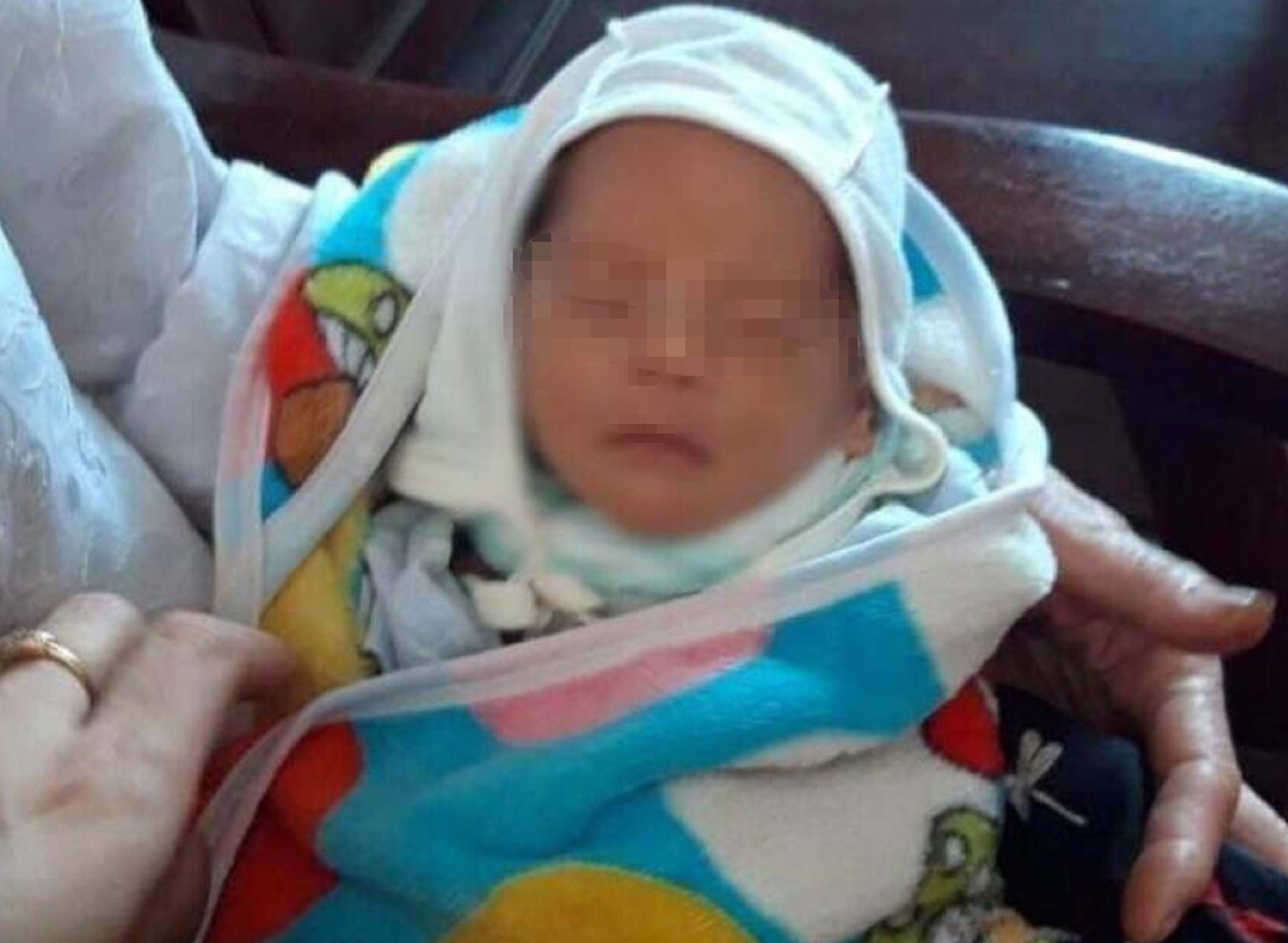 Be trai so sinh bi bo roi truoc nha dan hinh anh