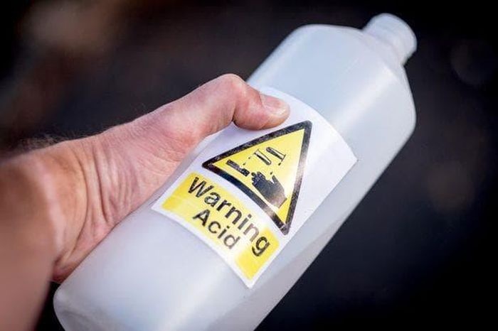 Tat axit vao vo tinh nhan, nguoi phu nu bi bat giam hinh anh