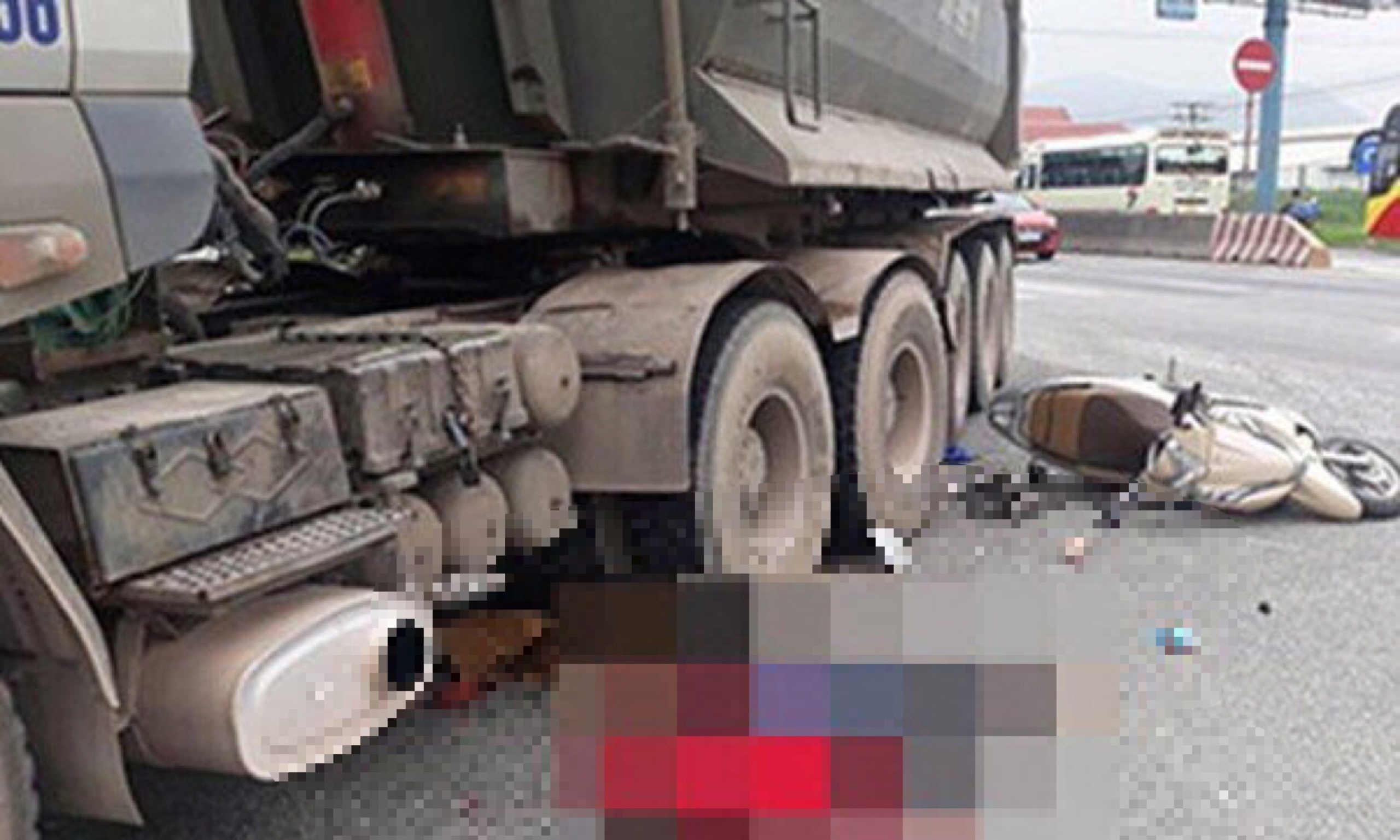 Hai me con tu vong duoi gam xe dau keo hinh anh