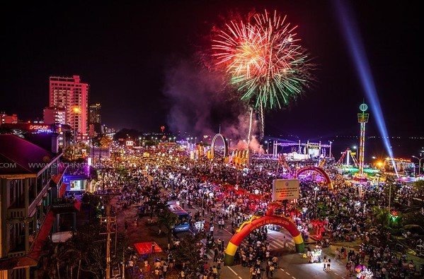 Them 3 tinh dung ban phao hoa dip le 30/4 hinh anh