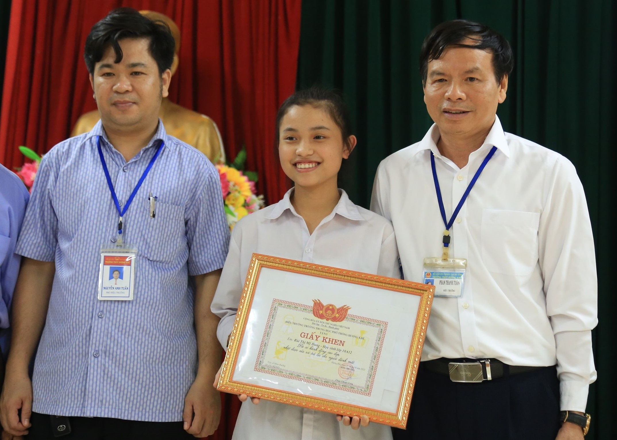 Khen thuong nu sinh tra lai gan 500 trieu dong cho nguoi danh roi hinh anh