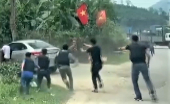 Hang chuc canh sat vay bat ke van chuyen ma tuy hinh anh