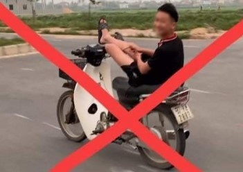 Trieu tap nguoi dung chan chay xe may hinh anh