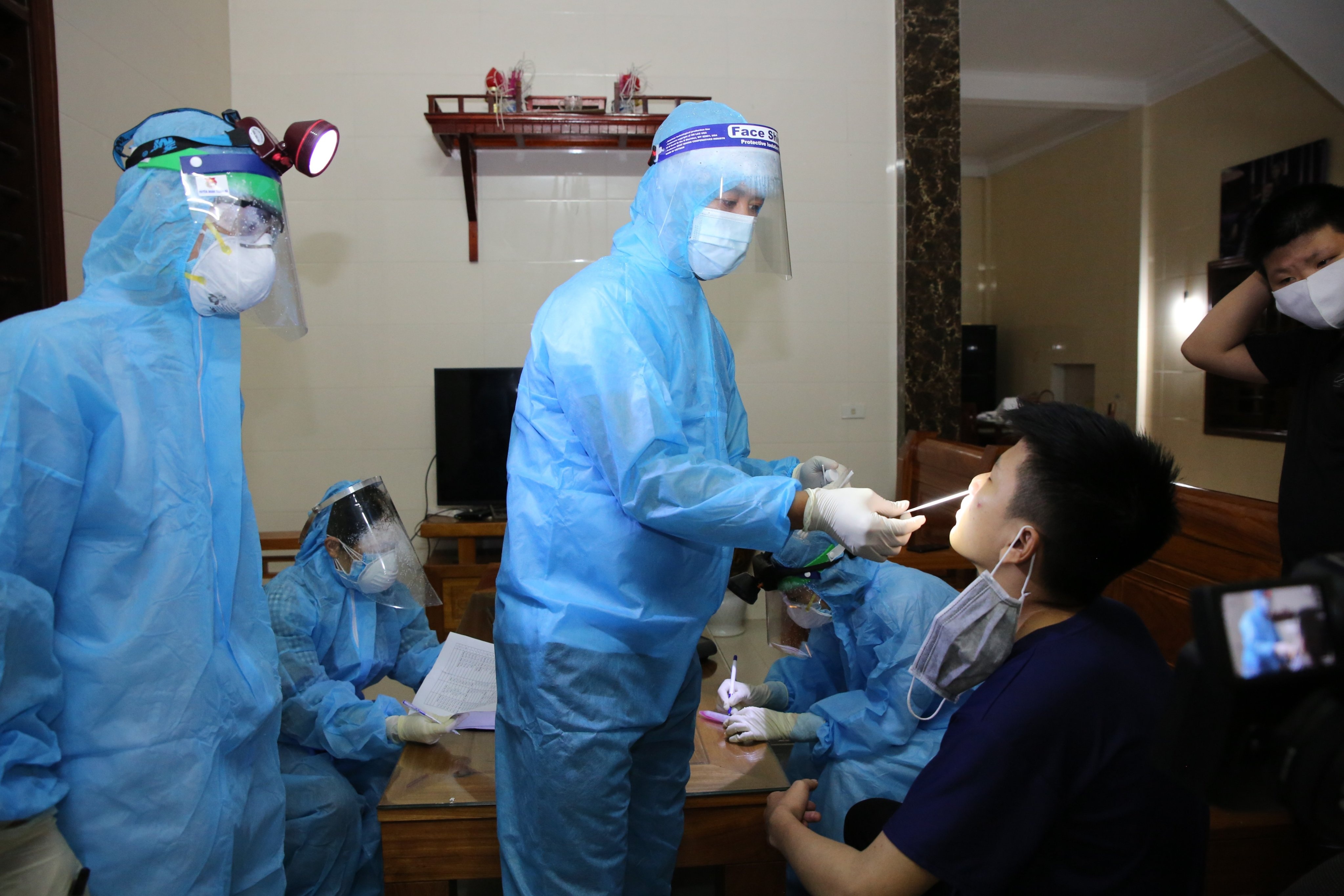 Co gai tai duong tinh di choi TP.HCM, Da Nang truoc khi ve Ha Tinh hinh anh