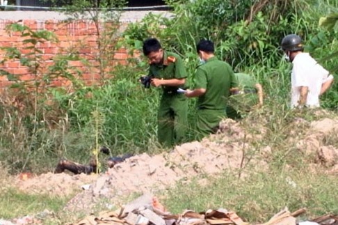 Thi the nguoi dan ong chet chay trong nghia trang hinh anh