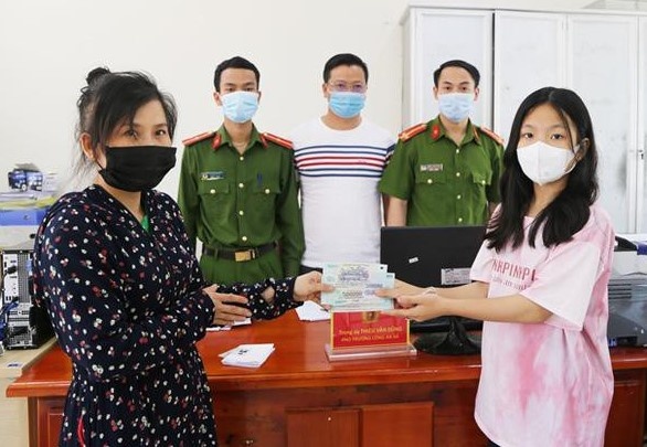 Nhặt được tiền trả lại ảnh 1 Nhat duoc tien tra lai anh 1