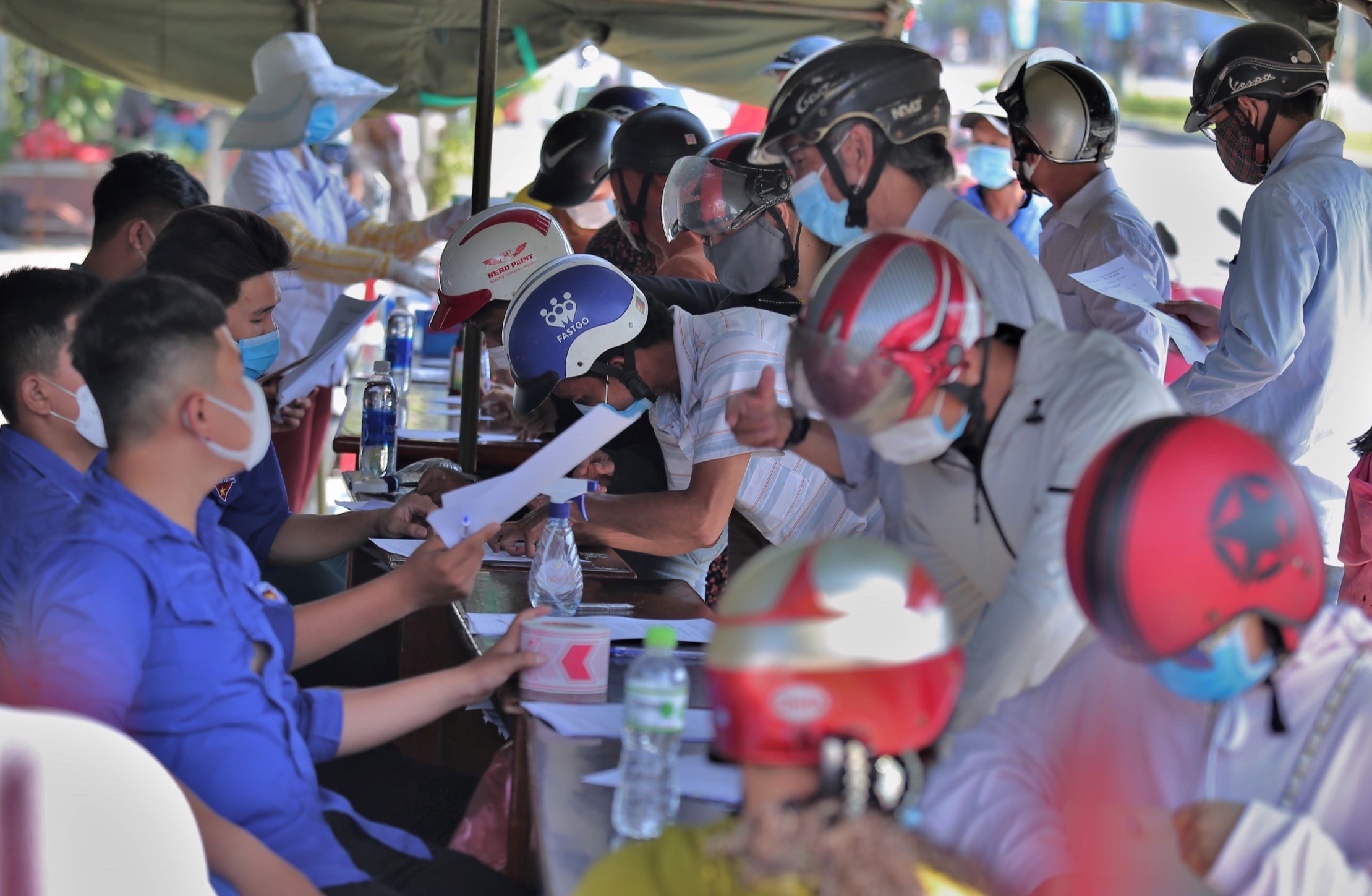 Chot chan kiem soat nguoi toi tu Da Nang hinh anh