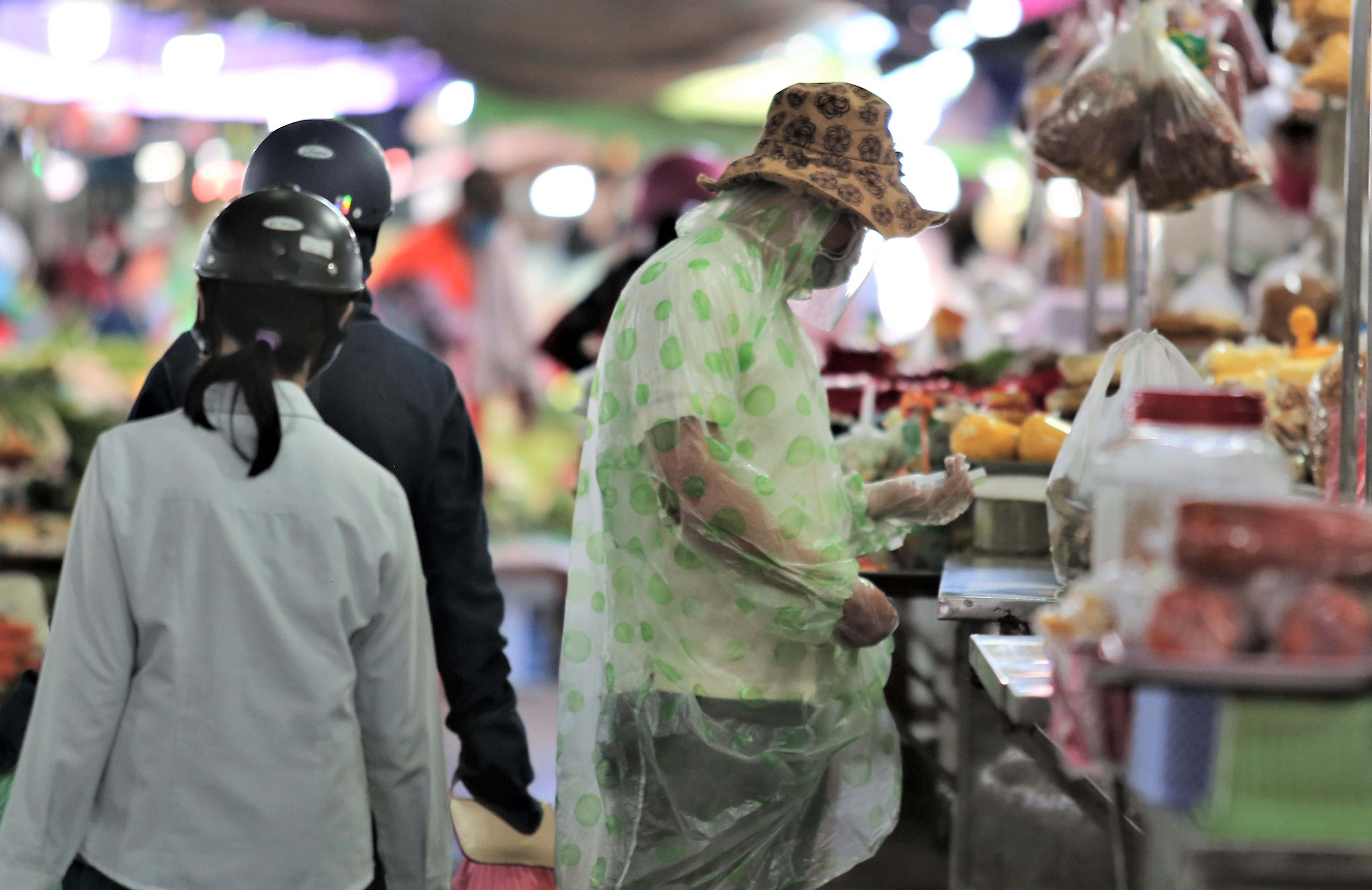 Nguoi dan mac ao mua, trum kin khi di cho giua nang 37 do C hinh anh