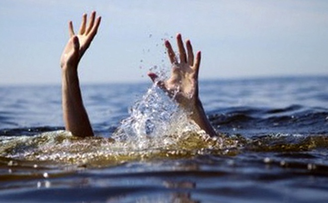 Thi the 3 chi em duoi ao hinh anh