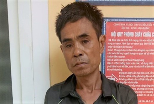 Hai con chong tra canh sat khi thay bo bi bat hinh anh