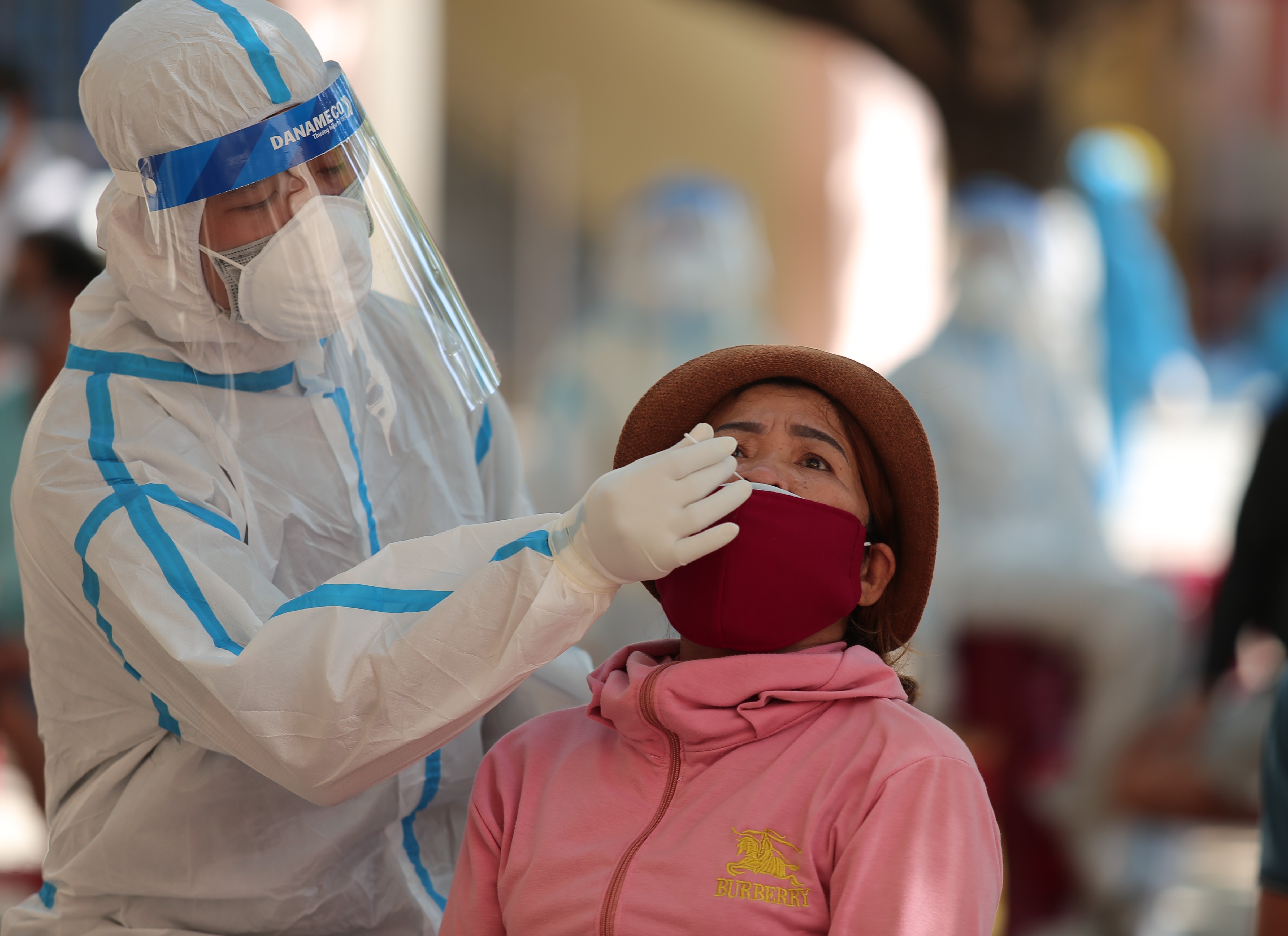 Nu nhan vien mac Covid-19 o Da Nang tung den benh vien, di dam gio hinh anh