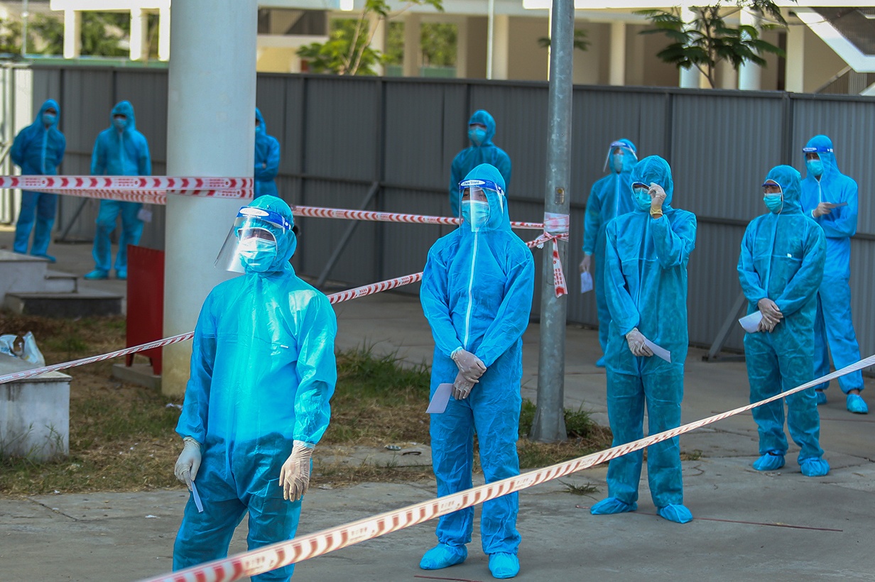 F1 trum kin bao ho di bo phieu trong khu cach ly hinh anh