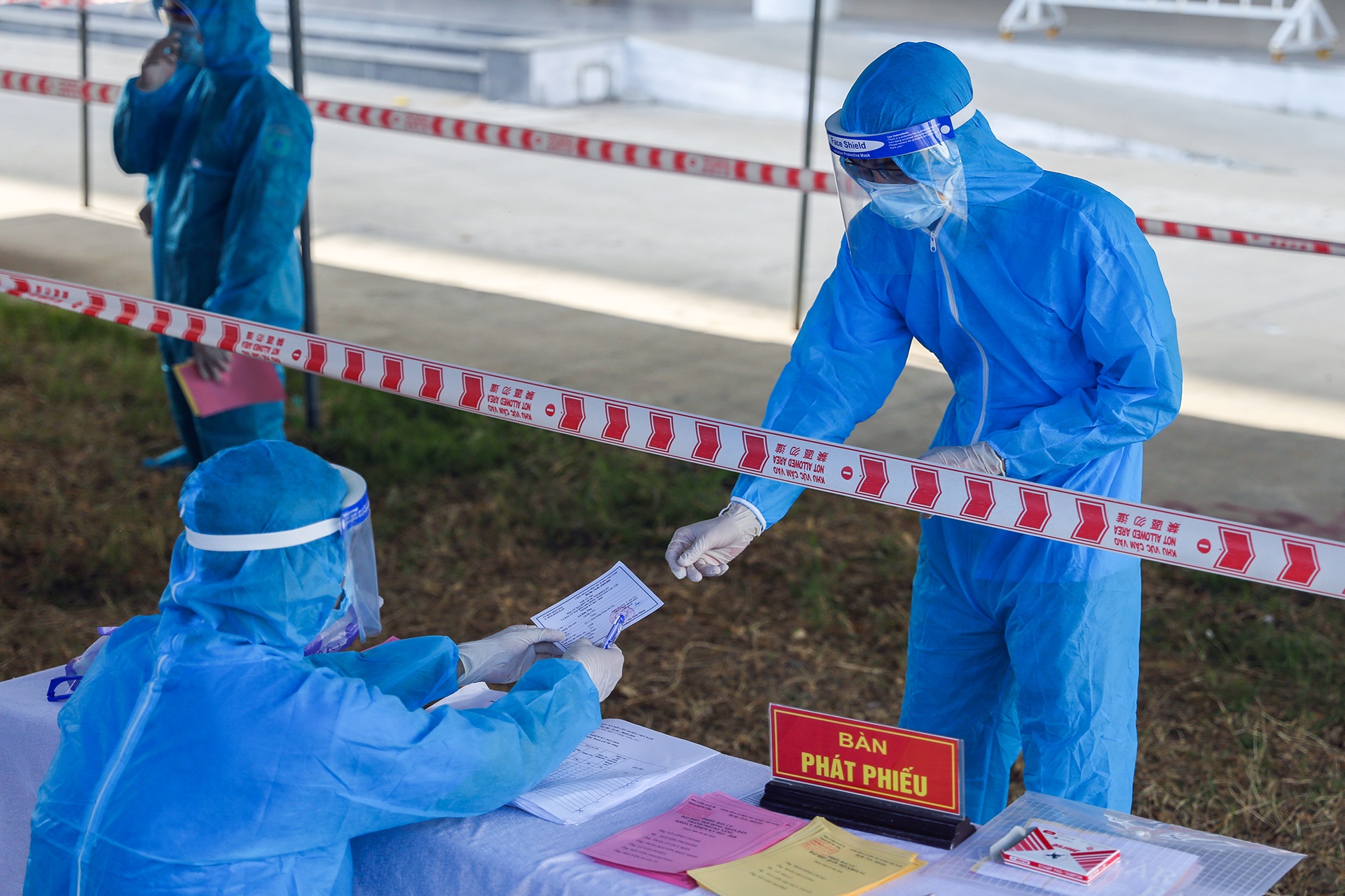 bau cu trong khu cach ly anh 5