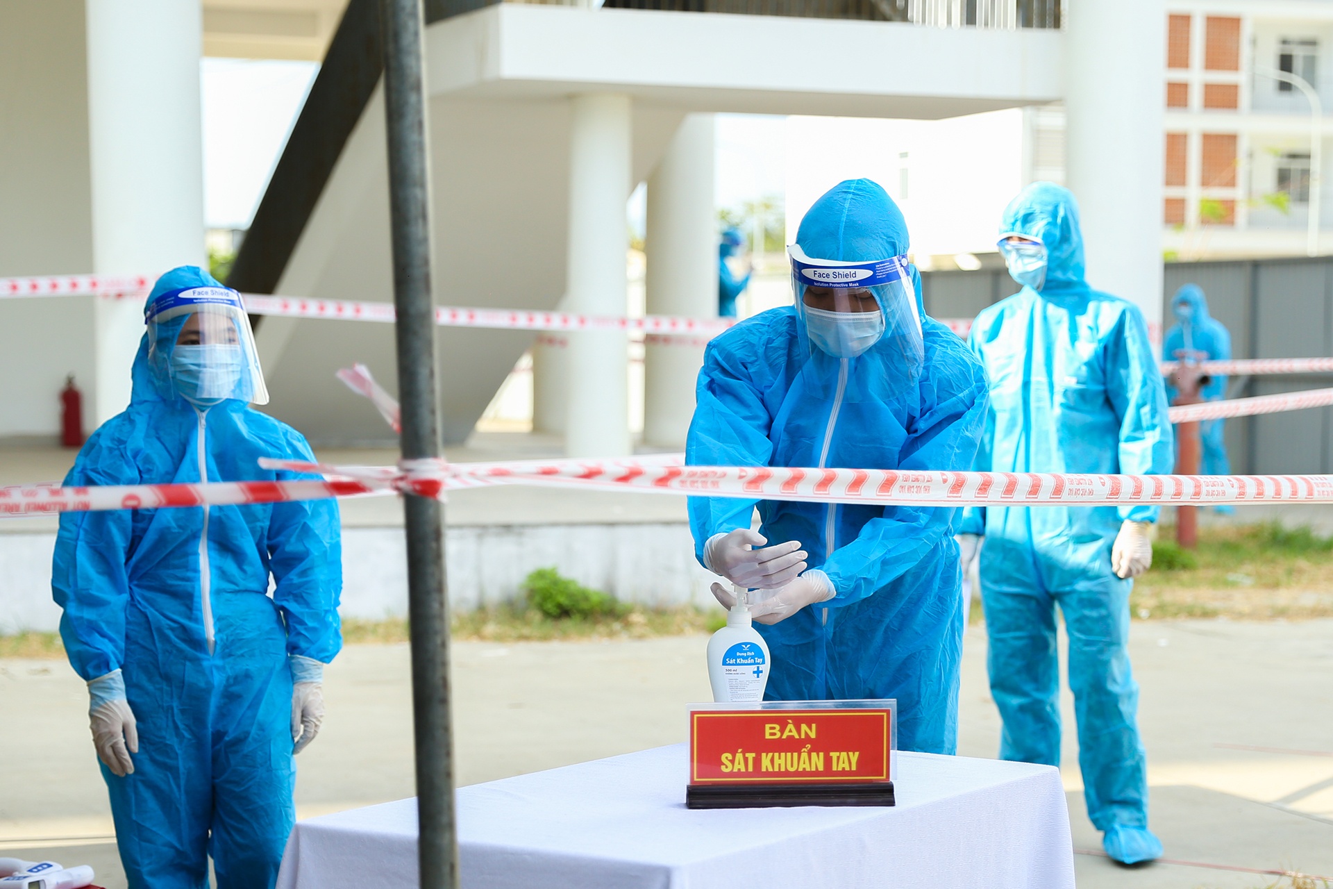 bau cu trong khu cach ly anh 4