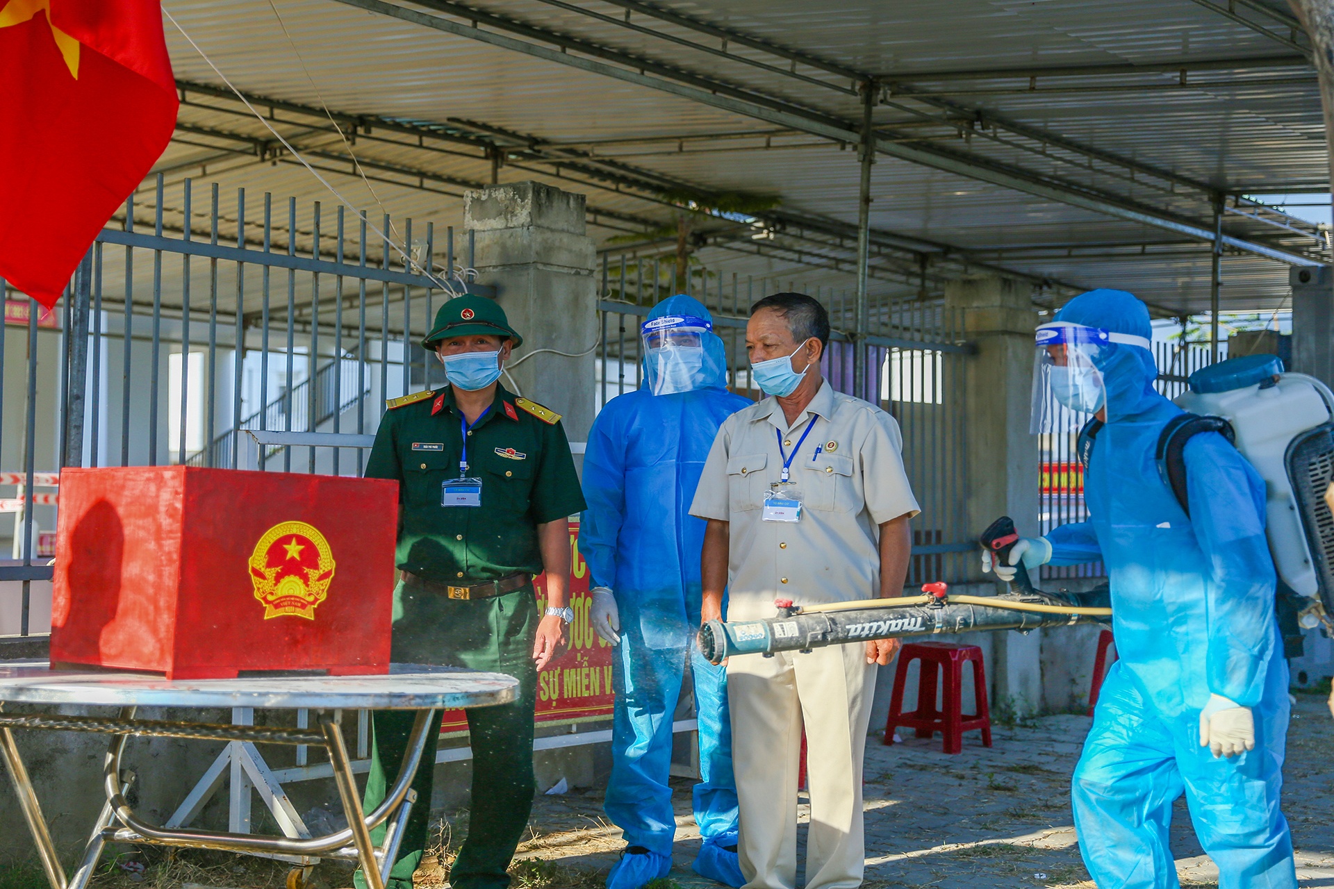 bau cu trong khu cach ly anh 2