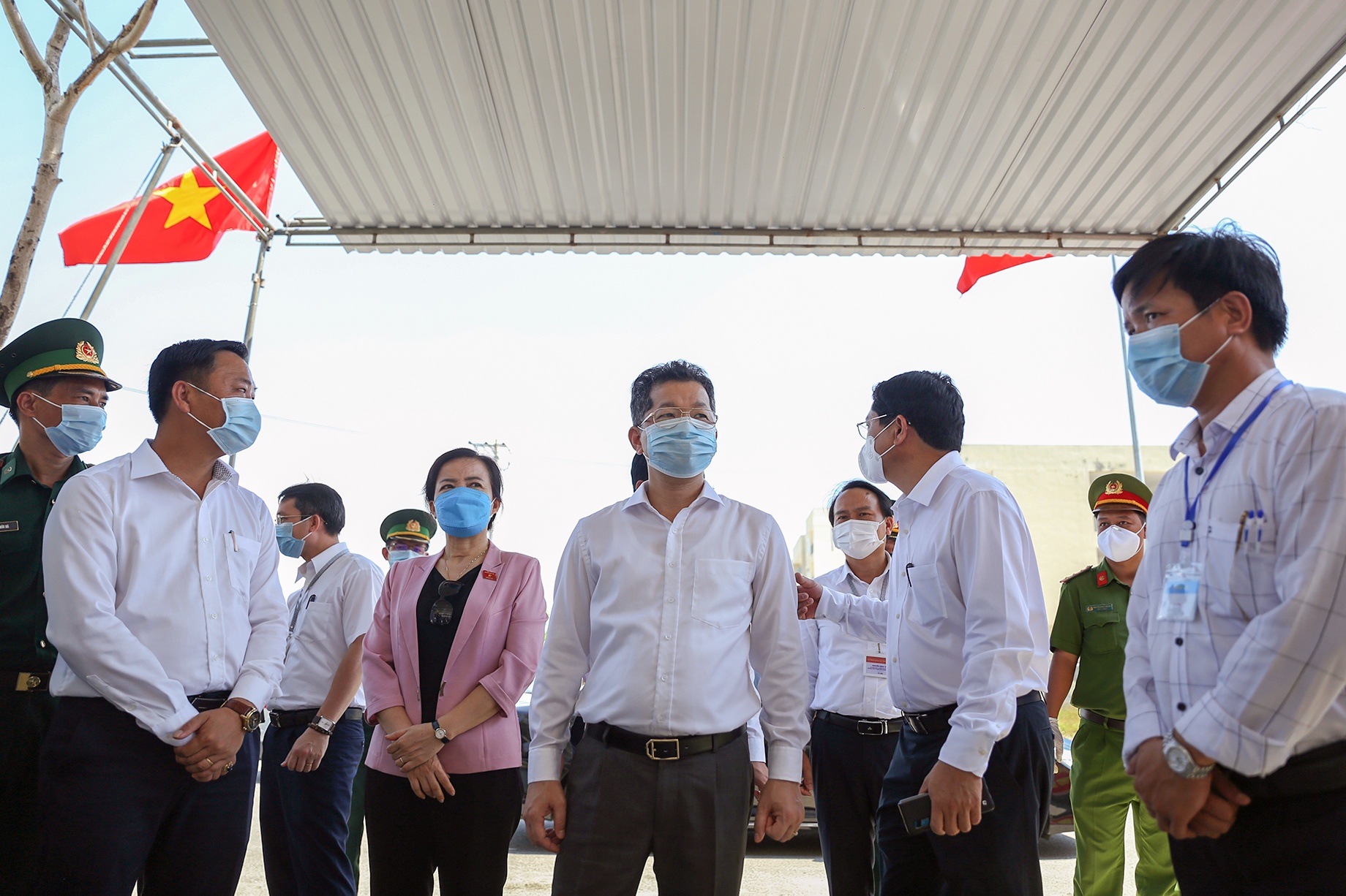 bau cu trong khu cach ly anh 9