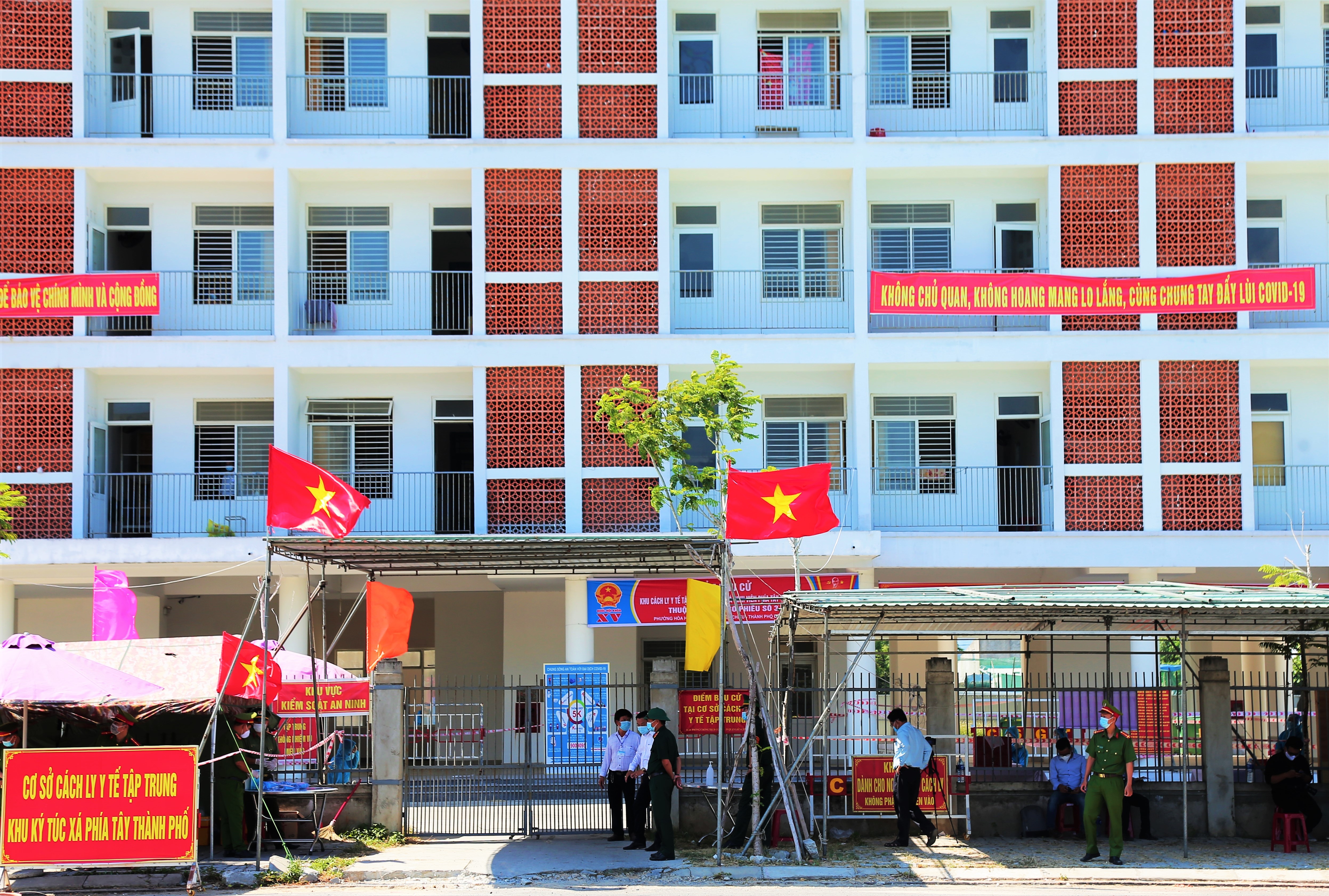 bau cu trong khu cach ly anh 1