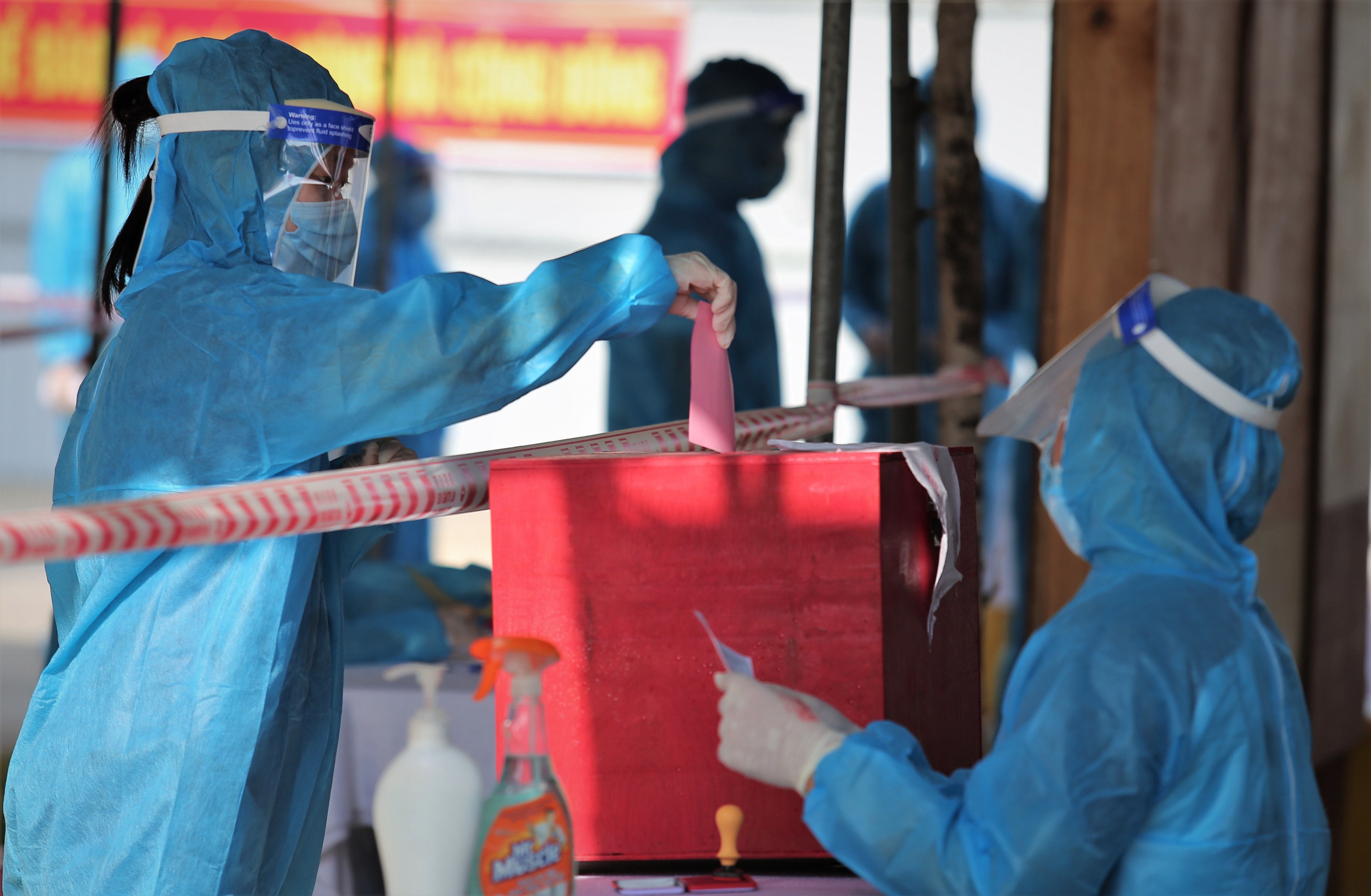 bau cu trong khu cach ly anh 6