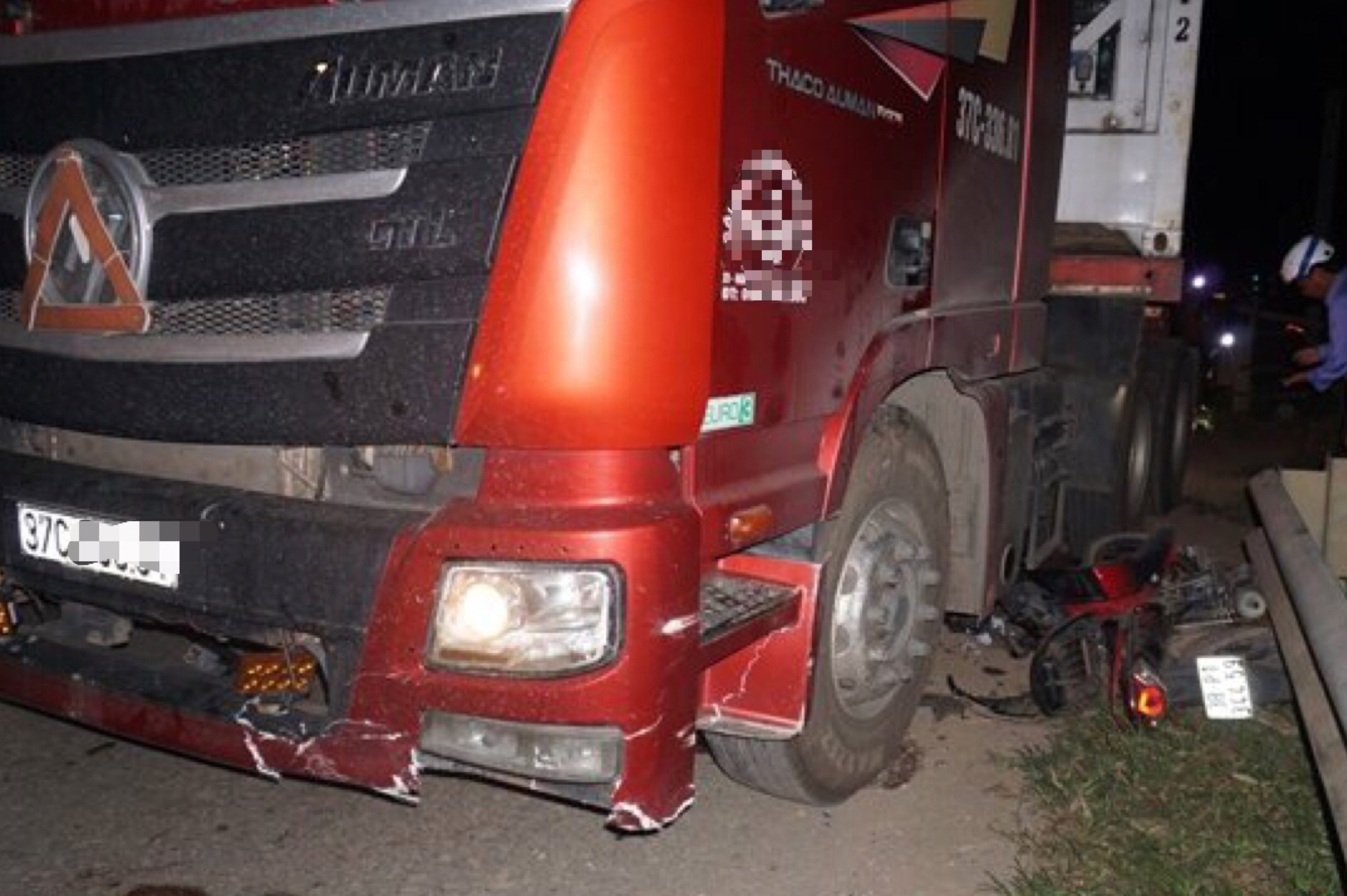 Nam sinh lop 12 tu vong duoi gam xe dau keo hinh anh