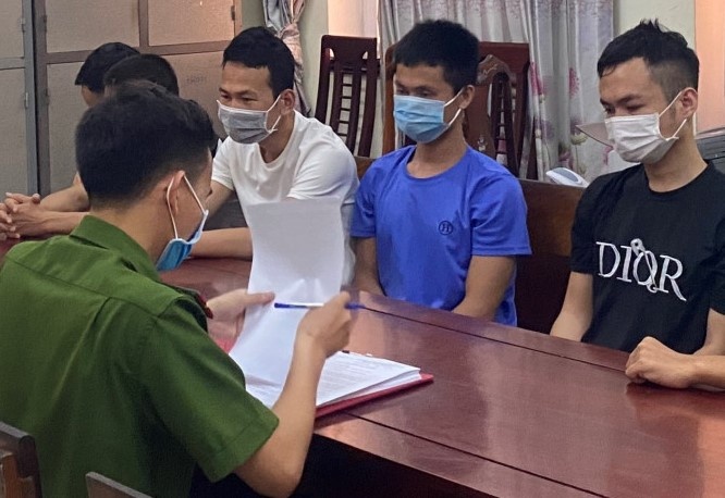 Dai uy cong an bi bat vi danh bac trong khach san hinh anh