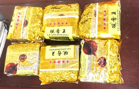 Hai thanh nien di xe may, mang theo 6 kg ma tuy da hinh anh