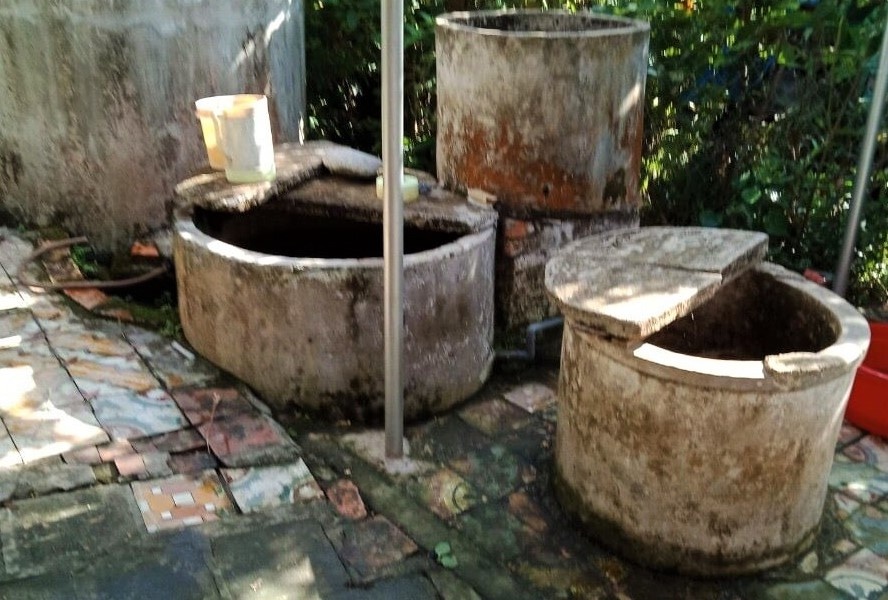 Hai me con tu vong ben gieng nuoc hinh anh