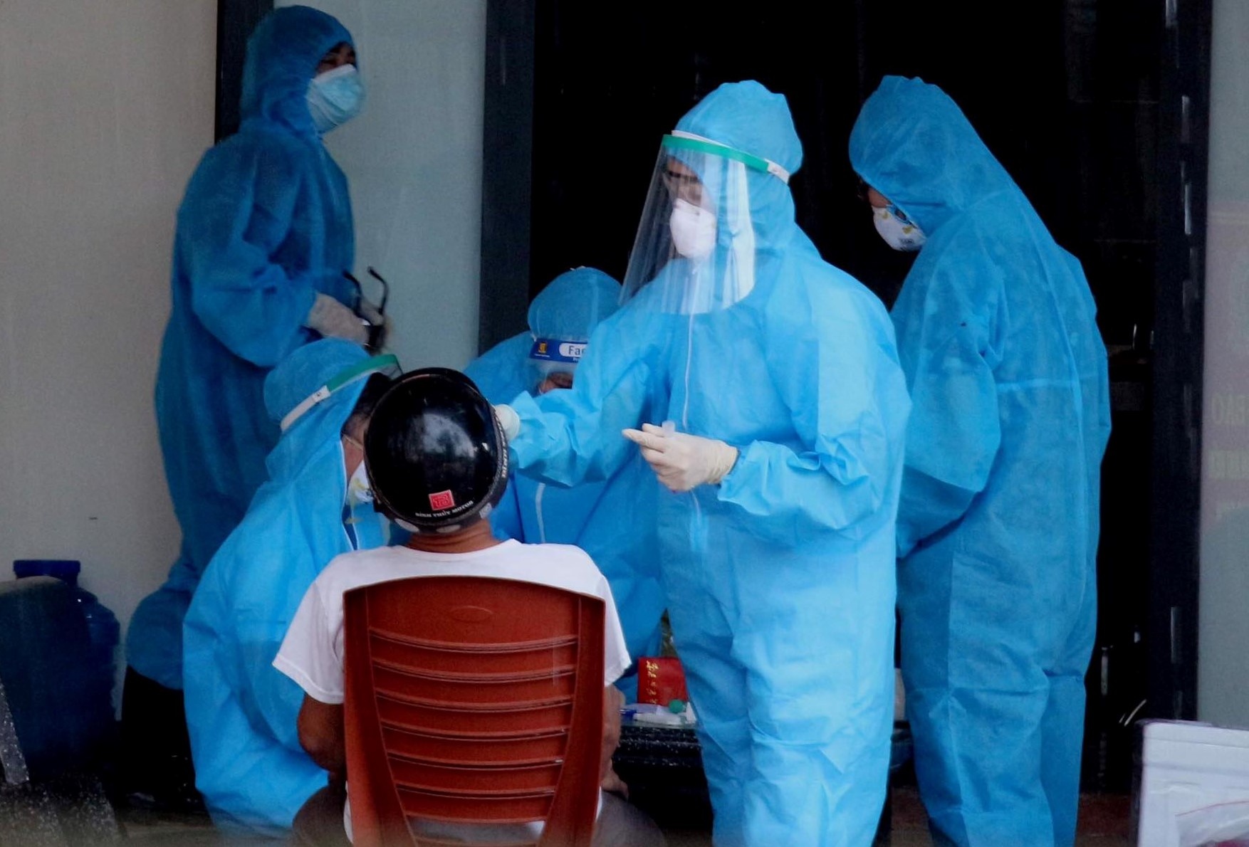 Tung tin that thiet ve dich Covid-19, mot phu nu bi phat 5 trieu dong hinh anh